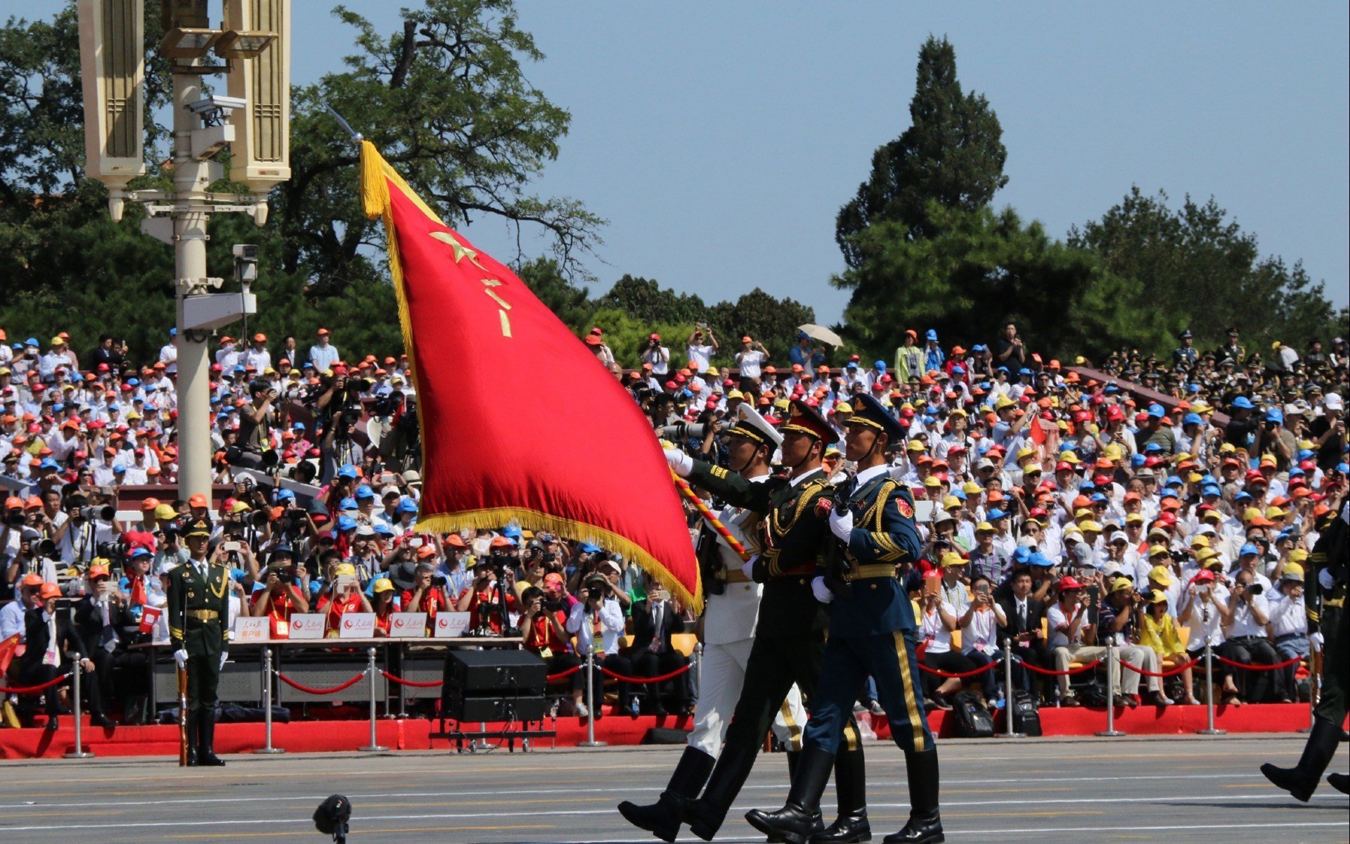 雷火电竞官网-镁光灯未照处，马克西刺破重围，年度焦点之战夜，无人再问恩比德
